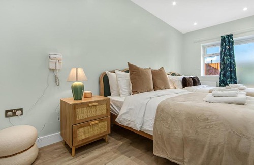 London Borough of Ealing Apartment | Luxury Retreat sleep 8 Flat, London