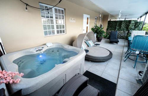 Bucana Apartment | Luxury Retreat with Private Jacuzzi and Mountain Views FREE Parking