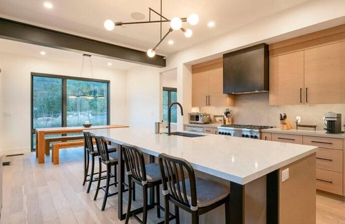 Park City Condo | Luxury Ridgeline 5 Bedroom Condo Ski in, Hot Tub, Canyons Village