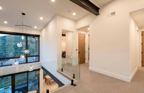 Park City Condo | Luxury Ridgeline 5 Bedroom Condo Ski in, Hot Tub, Canyons Village