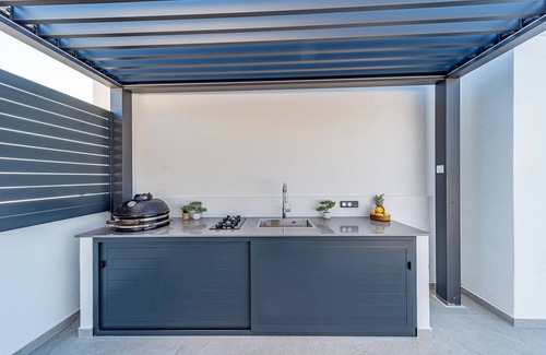 Cove Tri Zala (Zrnovo) Apartment | Luxury Rooftop Apartment with Outdoor Kitchen & Jacuzzi