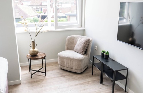 Municipality of Geertruidenberg Apartment | Luxury room with Air conditioning near shops and a short drive from Efteling and Beekse Bergen.