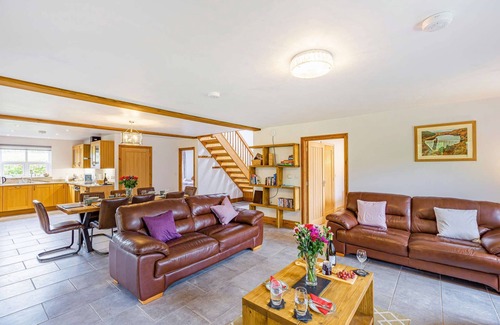 Rhayader Ski Chalet | Luxury Rural Hot Tub Lodge with Lakeside Views