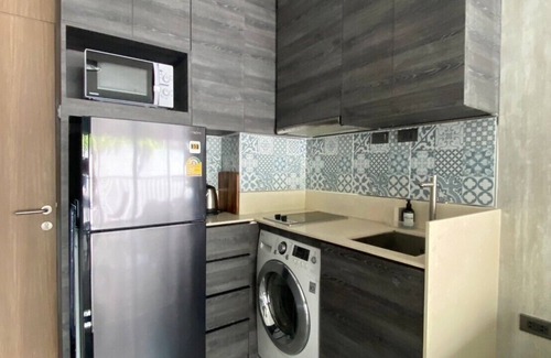 Bangkok Central Business District Condo | Luxury Studio - 180m Phrom Phong BTS and Emporium