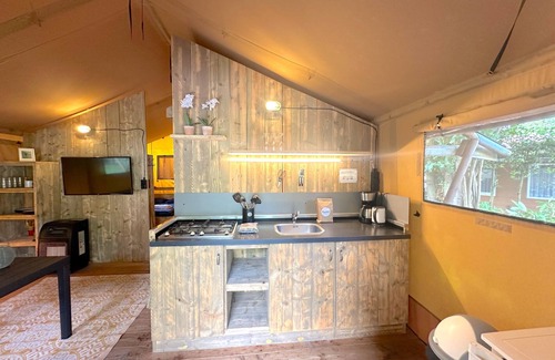 Hulshorst House | Luxury safari tent with a hot tub on the Veluwe