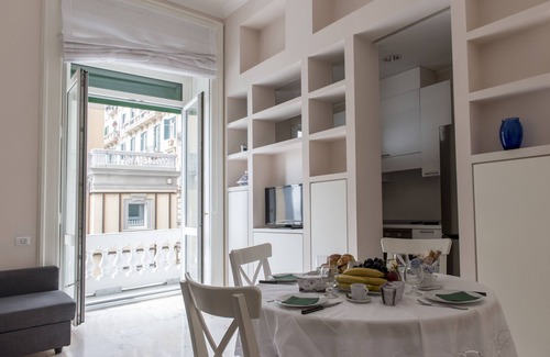 Santa Lucia Apartment | Luxury San Carlo apartment in the heart of Naples with sea view