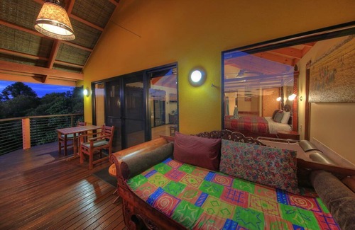 Balmoral Ridge House | Luxury self-contained villa with king bed, double spa, fireplace, and kitchen.