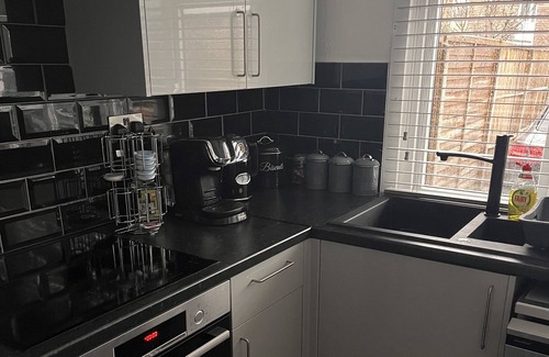 Coventry House | Luxury serviced accommodation with private room and communal kitchen/bathrooms