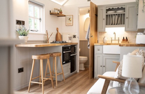 Sudbury Apartment | Luxury Shepherds Hut, outdoor area and hot tub