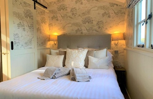 Tavistock Cabin | Luxury Shepherds Hut with Superb Views & Fire Pit & walking distance to a superb Gastro Pub