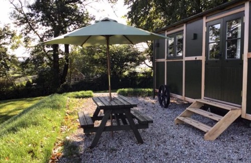 Tavistock Cabin | Luxury Shepherds Hut with Superb Views & Fire Pit & walking distance to a superb Gastro Pub