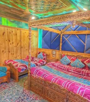 Dal Lake Boat Rental | Luxury Shreen Houseboat