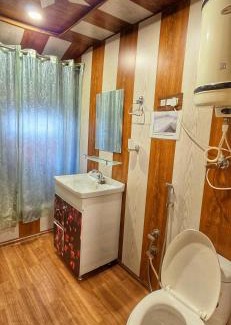 Dal Lake Boat Rental | Luxury Shreen Houseboat