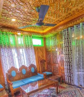 Dal Lake Boat Rental | Luxury Shreen Houseboat
