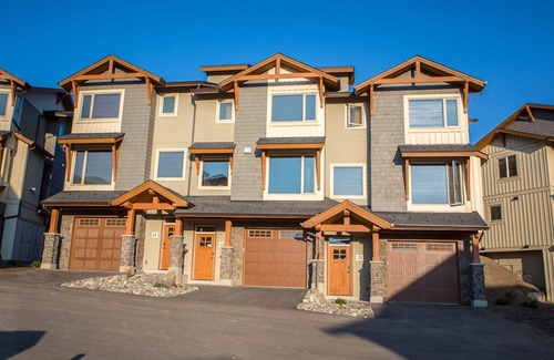 Sun Peaks House | ★ Luxury Ski-in/out 3 Bedroom Townhouse w/private hot tub & garage