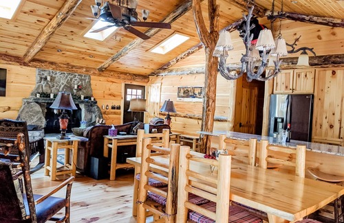 Pond Eddy House | Luxury Spa Cabin by the Creek w Hot Tub, Luxury Spa Cabin by the Creek w/Hot Tub