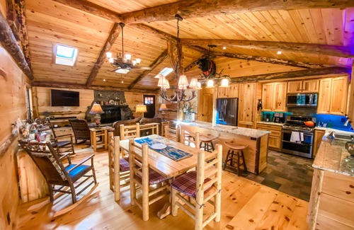 Pond Eddy House | Luxury Spa Cabin by the Creek w Hot Tub, Luxury Spa Cabin by the Creek w/Hot Tub