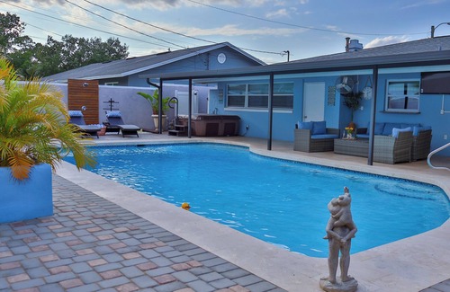 Winter Park House | Luxury Spacious 4-bedroom pool/hot tub house with WiFi, AC in welcoming Orlando