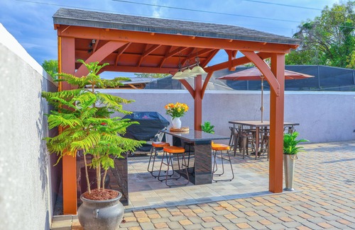 Winter Park House | Luxury Spacious 4-bedroom pool/hot tub house with WiFi, AC in welcoming Orlando