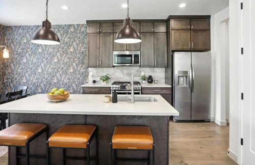 Deer Mountain House | Luxury Stay Hot Tub-Games-Arcade Balcony Views