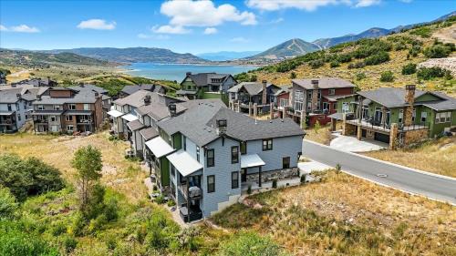 Deer Mountain House | Luxury Stay Hot Tub-Games-Arcade Balcony Views