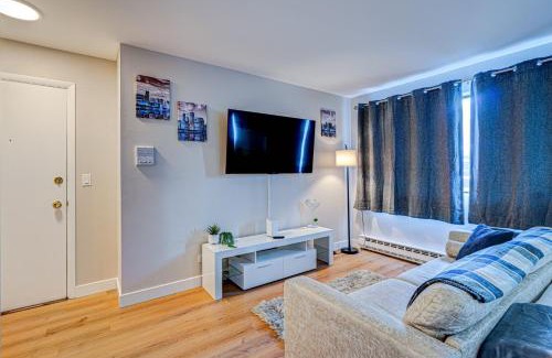 O'Hare House | Luxury Studio King Bed Chicago Remodeled