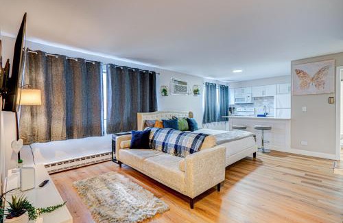O'Hare House | Luxury Studio King Bed Chicago Remodeled