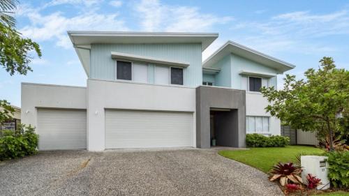 Moreton Bay Region House | Luxury & Style On The Canal