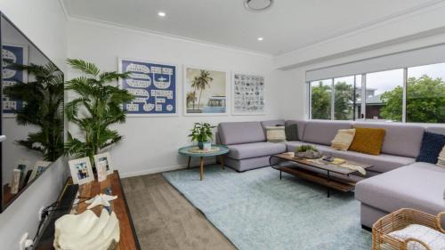 Moreton Bay Region House | Luxury & Style On The Canal
