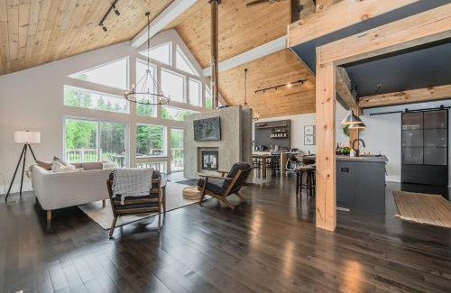 Tobermory House | Luxury Tobermory Retreat Modern Home Hot Tub