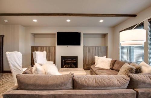 Bozeman House | Luxury Townhome on the Park with Bridger Mtn Views