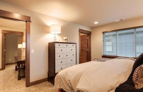 Bozeman House | Luxury Townhome on the Park with Bridger Mtn Views