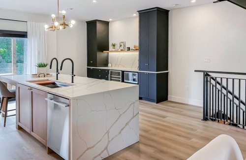 Queens Square House | Luxury townhome - Rooftop Patio - Hot Tub