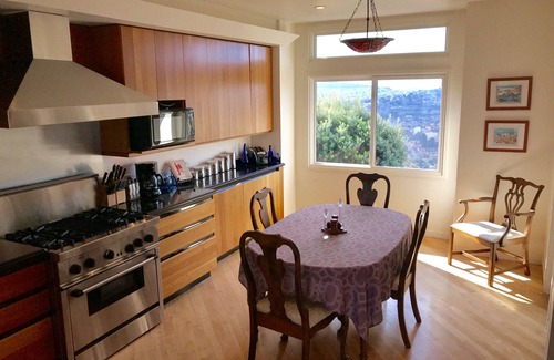 Glen Park House | Luxury Townhouse with Spectacular Views - Free WIFI and Parking