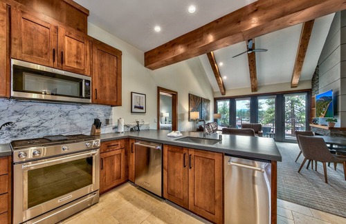 Lakeside Park Condo | Luxury Two Bedroom Residence Steps From Heavenly Village Book 7 Nights for 10% Off by RedAwning