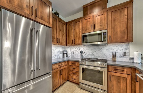 Lakeside Park Condo | Luxury Two Bedroom Residence Steps From Heavenly Village Book 7 Nights for 10% Off by RedAwning