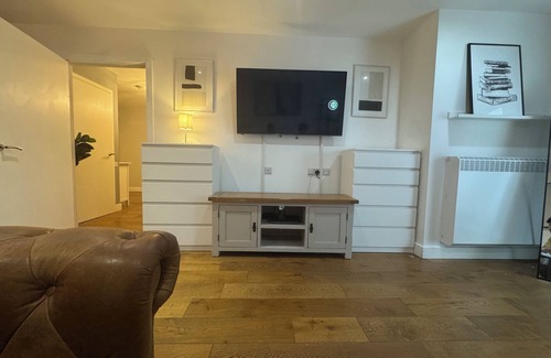 Gascoigne Apartment | Luxury Two Bedroom Apartment With Free Parking