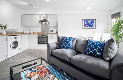 Cradley Heath Apartment | Luxury Two Bedroom Apartment - Parking - Smart TV