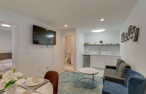 Katie Hill Neighborhood House | Luxury unit very close to Broadway 3