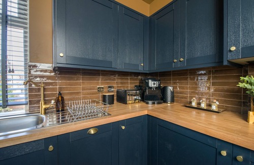 Leyton Apartment | Luxury Versace 1 Bed, Hot Tub, Pool Table, Sky Tv