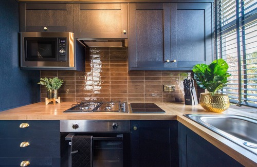 Leyton Apartment | Luxury Versace 1 Bed, Hot Tub, Pool Table, Sky Tv