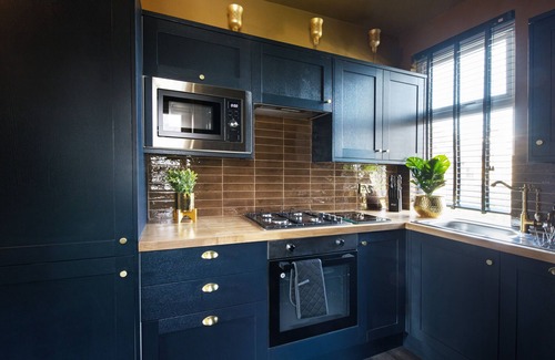 Leyton Apartment | Luxury Versace 2 Bed, Hot Tub, Pool Table, Sky Tv