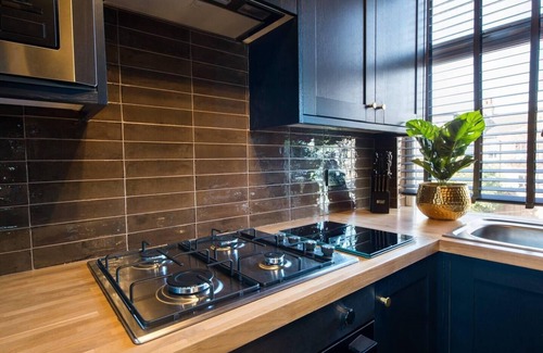 Leyton Villa | Luxury Versace Sleeps10, HotTub, Pool Table, SkyTV