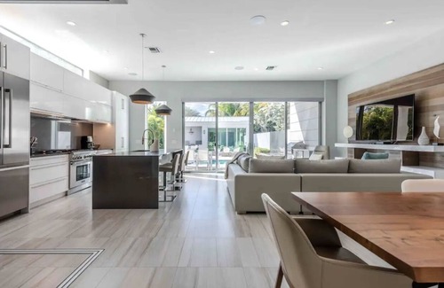 Delray Beach House | Luxury Villa 4 bedroom Ensuites with guest house and heated pool