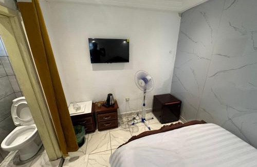 Limbe House | Luxury Villa AC Ensuite Room 8
