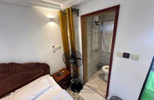 Limbe House | Luxury Villa AC Ensuite Room 9
