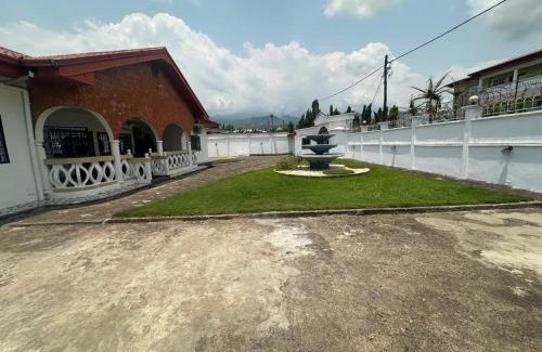 Limbe House | Luxury Villa AC Ensuite Room 9