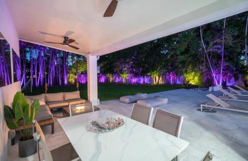 Golden Glades House | Luxury Villa Azure with Heated Pool 20 minutes to Beach