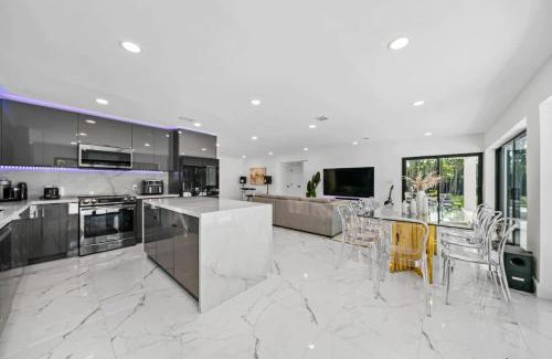 Golden Glades House | Luxury Villa Azure with Heated Pool 20 minutes to Beach
