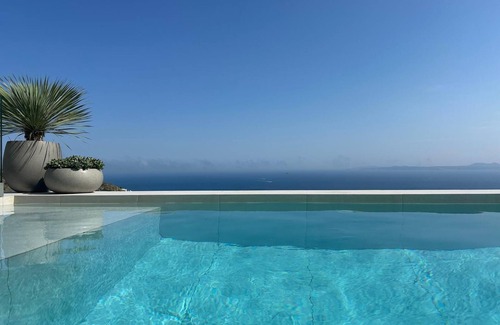 Almadraba-Canyelles Villa | Luxury Villa Bianca overlooking the beach at Canyelles petites